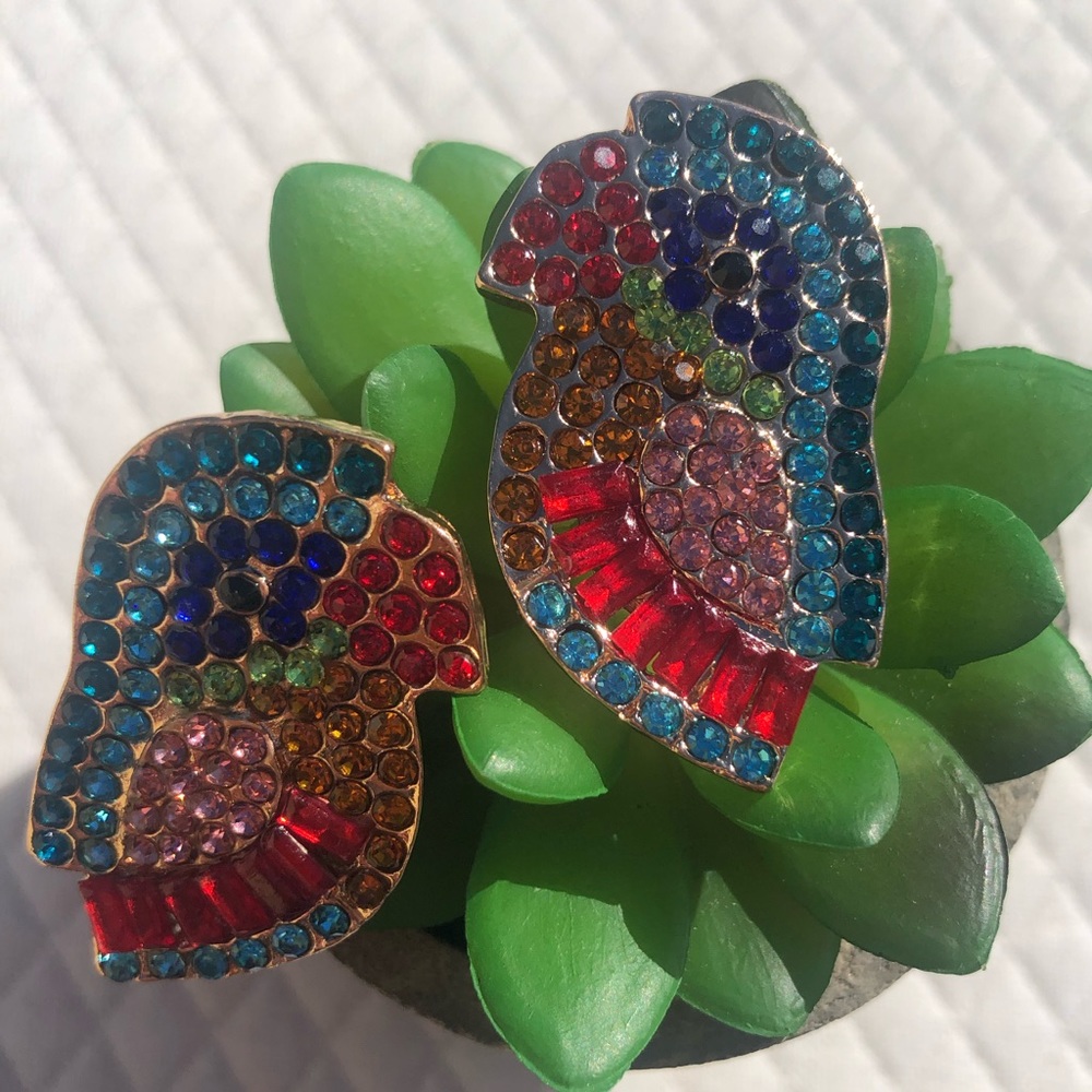 Beautiful sparkly bird earrings with red and blue sparkle.  Fun and unique ♥️💙